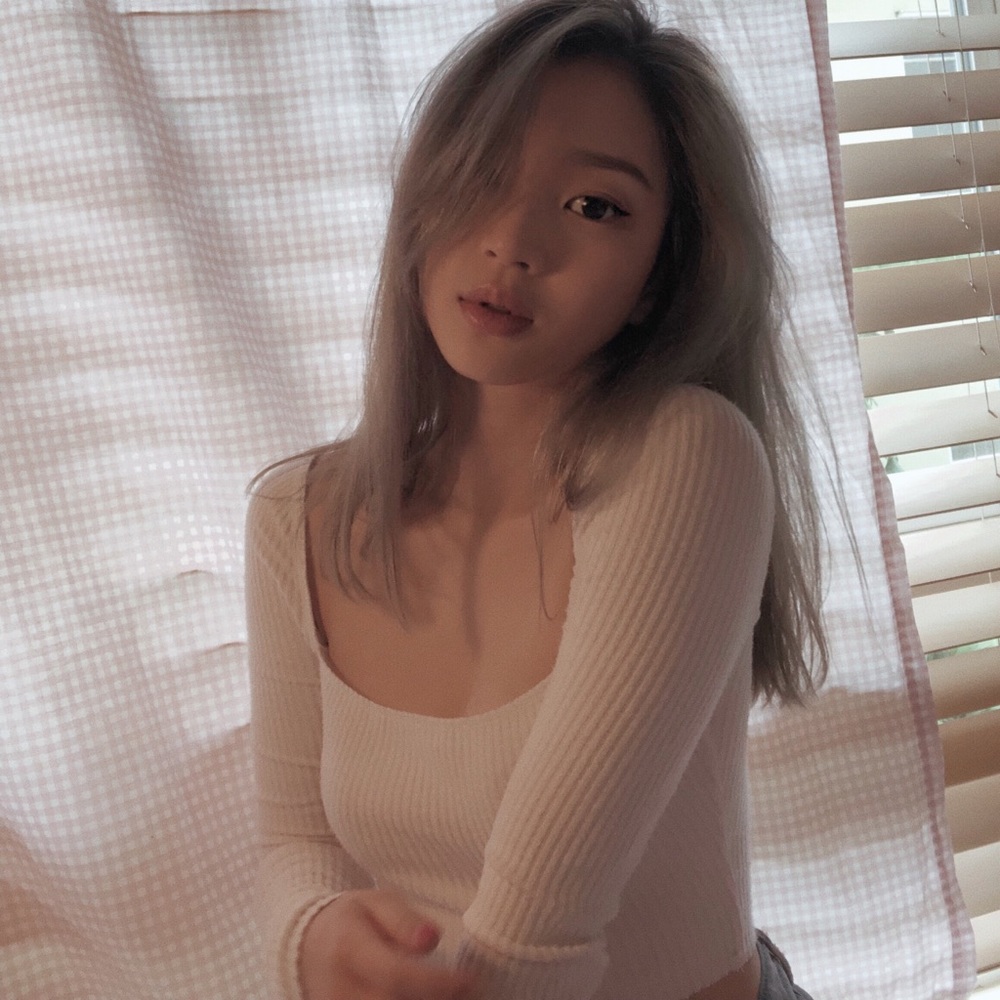 Areyouami White cropped anke top.